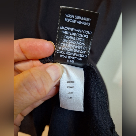 Torrid size 1 Girlfriend Signature Jersey V-Neck Tee black shortsleeve - Picture 7 of 8